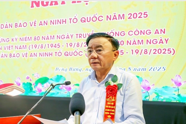 Ủy viên Bộ Chính trị Trần Cẩm Tú dự Ngày hội toàn dân bảo vệ an ninh Tổ quốc tại Hưng Yên Ủy viên Bộ Chính trị Trần Cẩm Tú dự Ngày hội toàn dân bảo vệ an ninh Tổ quốc tại Hưng Yên