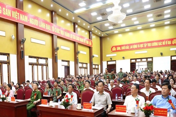 Ủy viên Bộ Chính trị Trần Cẩm Tú dự Ngày hội toàn dân bảo vệ an ninh Tổ quốc tại Hưng Yên Ủy viên Bộ Chính trị Trần Cẩm Tú dự Ngày hội toàn dân bảo vệ an ninh Tổ quốc tại Hưng Yên