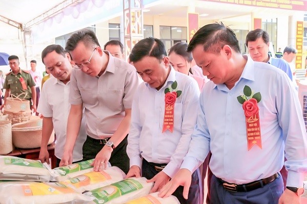 Ủy viên Bộ Chính trị Trần Cẩm Tú dự Ngày hội toàn dân bảo vệ an ninh Tổ quốc tại Hưng Yên Ủy viên Bộ Chính trị Trần Cẩm Tú dự Ngày hội toàn dân bảo vệ an ninh Tổ quốc tại Hưng Yên