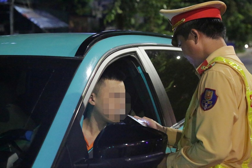 Kiểm soát nồng độ cồn với người điều khiển ô tô.