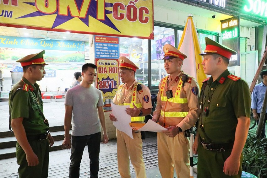 CSGT và Công an cơ sở đên từng nhà hàng, quán bia tuyên truyền, vận động người dân nâng cao ý thức chấp hành pháp luật, bảo đảm an toàn cho mình và cộng đồng.