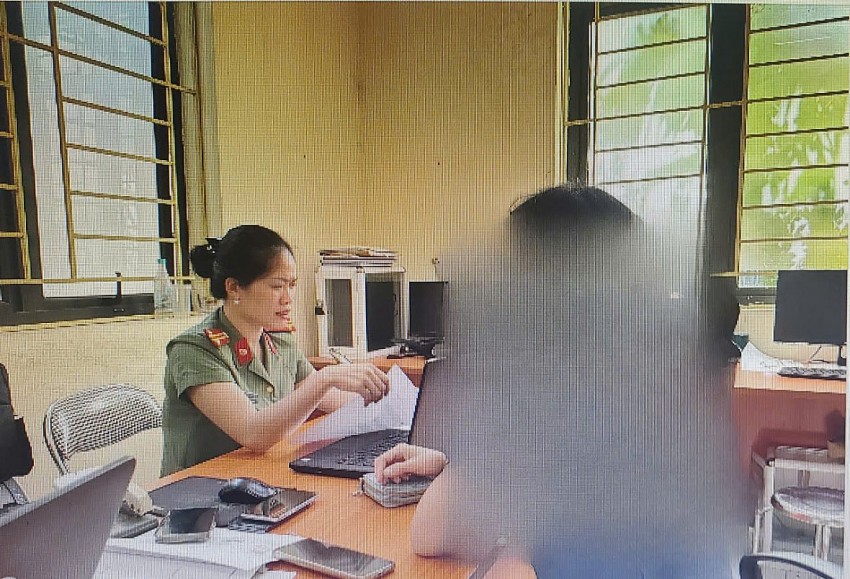 Công an phường Sơn Tây làm việc với người vi phạm.