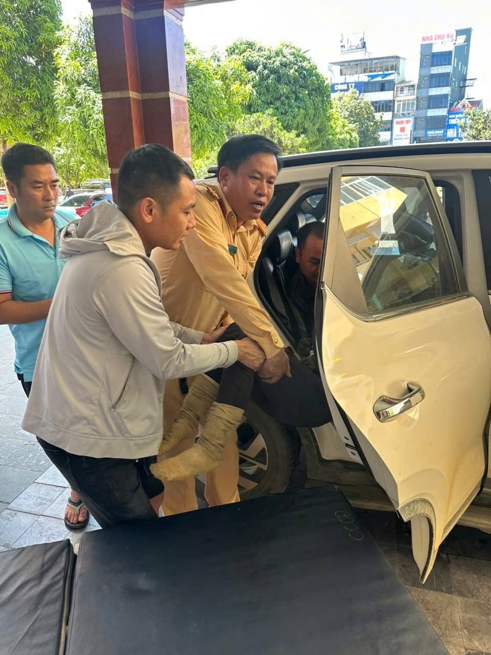 Kịp thời hỗ trợ đưa nạn nhân cấp cứu - Ảnh Công an Hà Tĩnh.