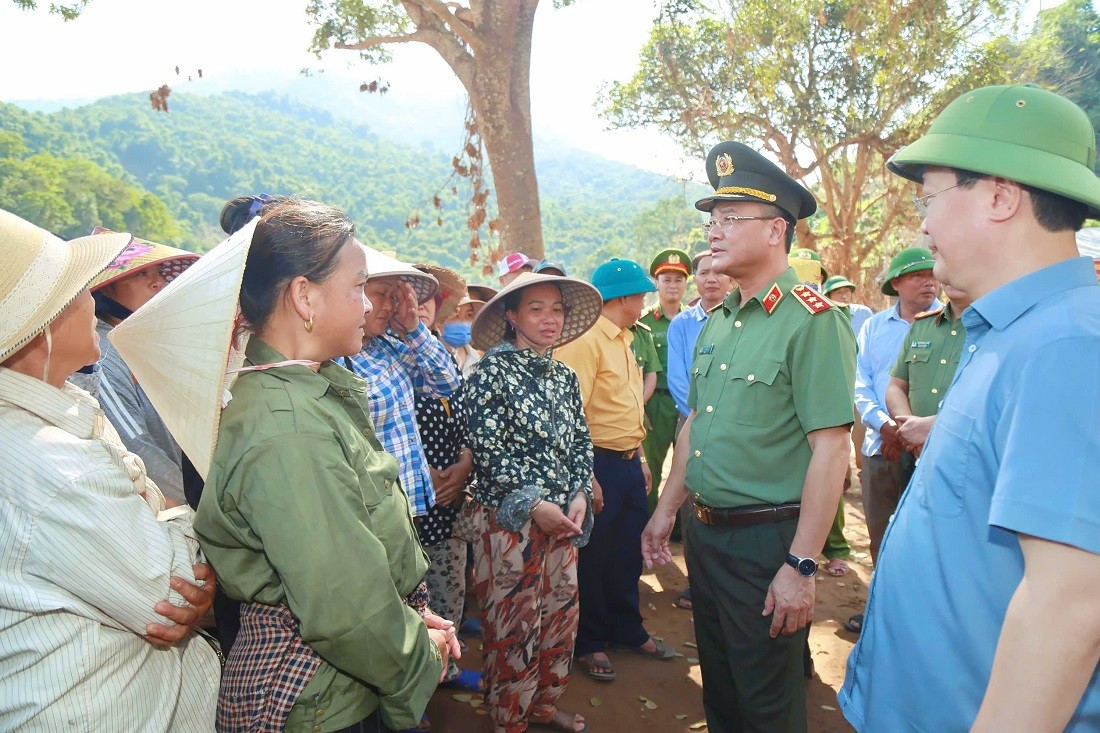 Thứ trưởng Bộ Công an Phạm Thế Tùng thăm hỏi, động viên bà con vùng lũ.