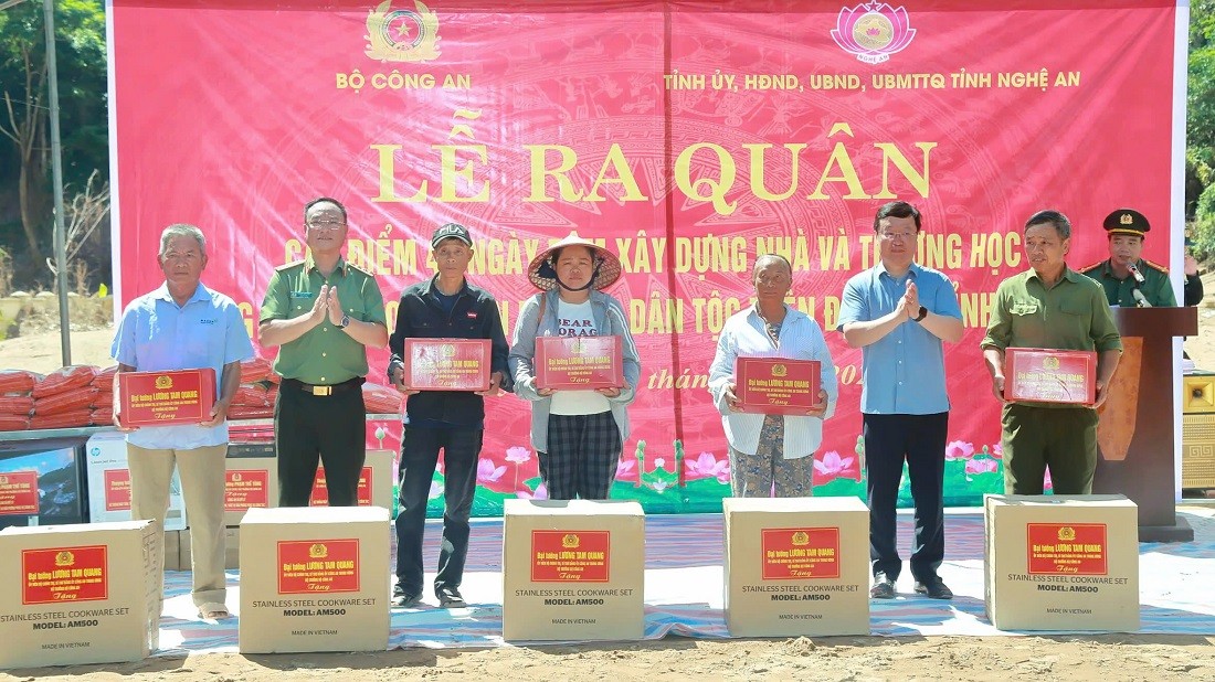 Trao quà của Bộ trưởng Bộ Công an tặng các hộ dân trên địa bàn xã Mỹ Lý.