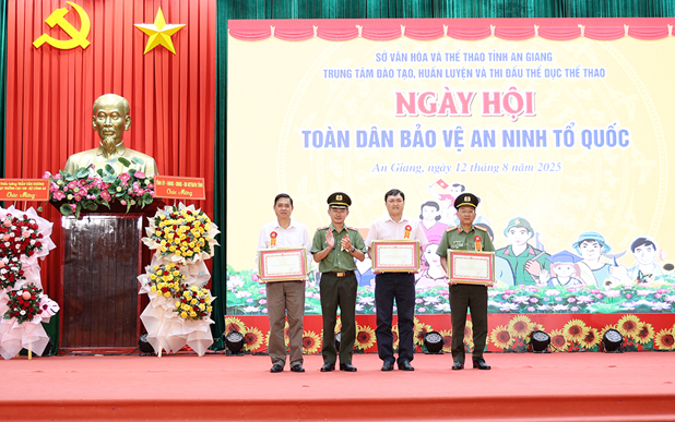 Tưng bừng Ngày hội toàn dân bảo vệ ANTQ phường Long Xuyên