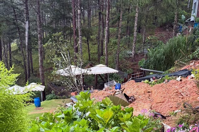 Hiện trường sạt lở trong quán cà phê ở phường Xuân Trường - Đà Lạt, khiến hai người tử vong. 