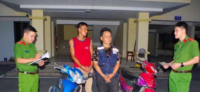 Hai đối tượng cùng tang vật vụ án. Hai đối tượng cùng tang vật vụ án.