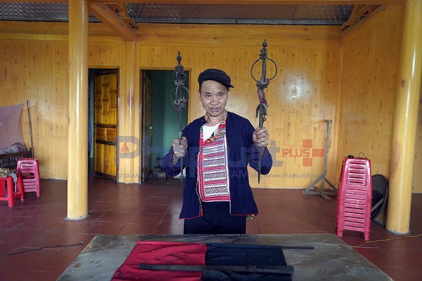 Gặp người lưu giữ quyền trượng của người Dao đỏ ở Tuyên Quang