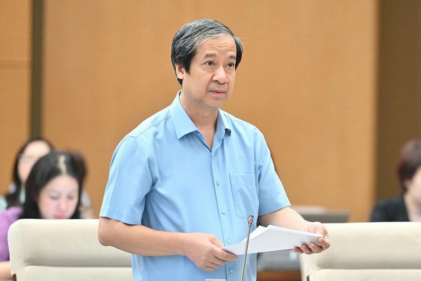 Bộ trưởng Giáo dục và Đào tạo Nguyễn Kim Sơn trình bày tờ trình. Ảnh: Quốc hội