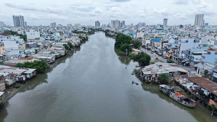 Dự án sẽ xây dựng khoảng 4,3 km kè phía bờ Bắc Kênh Đôi. Dự án sẽ xây dựng khoảng 4,3 km kè phía bờ Bắc Kênh Đôi.
