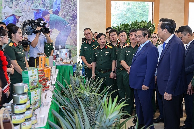 Thủ tướng thăm các gian hàng trưng bày sản phẩm nông nghiệp của các địa phương, đơn vị - Ảnh: VGP