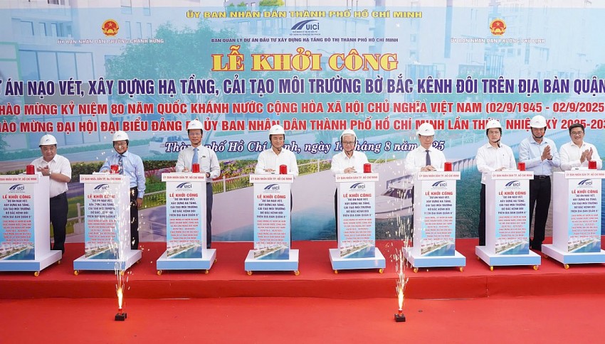 Các đại biểu thực hiện nghi thức khởi công dự án cải tạo Bờ Bắc Kênh Đôi. Các đại biểu thực hiện nghi thức khởi công dự án cải tạo Bờ Bắc Kênh Đôi.