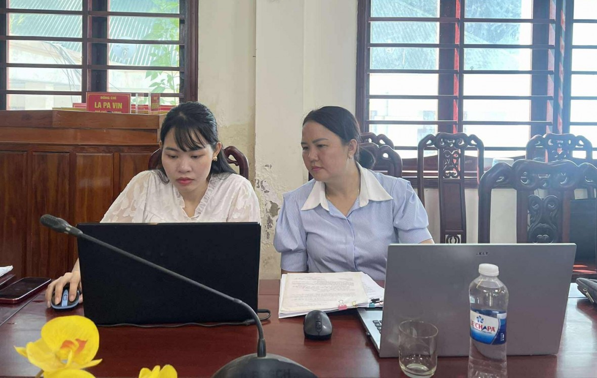 Cán bộ Sở Nội vụ Nghệ An về hỗ trợ trực tiếp các xã miền núi giải quyết kịp thời chế độ, chính sách. Cán bộ Sở Nội vụ Nghệ An về hỗ trợ trực tiếp các xã miền núi giải quyết kịp thời chế độ, chính sách.