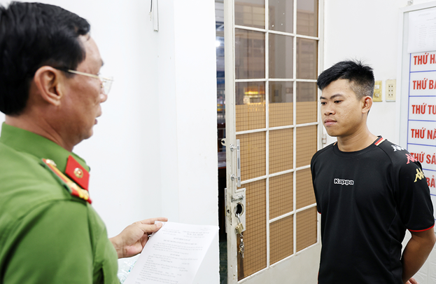 Bắt đối tượng cho vay lãi nặng với thủ đoạn chụp ảnh khoả thân và viết giấy nhận nợ