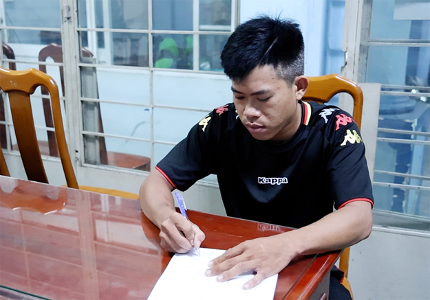 Bắt đối tượng cho vay lãi nặng với thủ đoạn chụp ảnh khoả thân và viết giấy nhận nợ