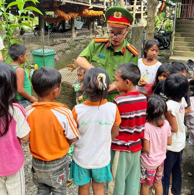 Thầy giáo Công an “phủ sóng” tình yêu nước nơi rẻo cao Thầy giáo Công an “phủ sóng” tình yêu nước nơi rẻo cao