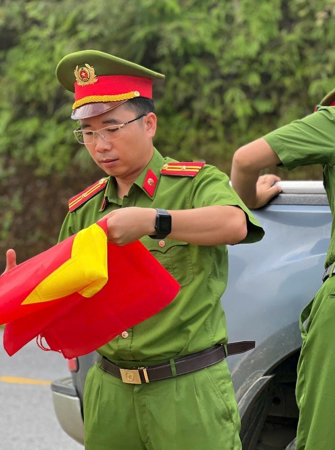 Thầy giáo Công an “phủ sóng” tình yêu nước nơi rẻo cao Thầy giáo Công an “phủ sóng” tình yêu nước nơi rẻo cao