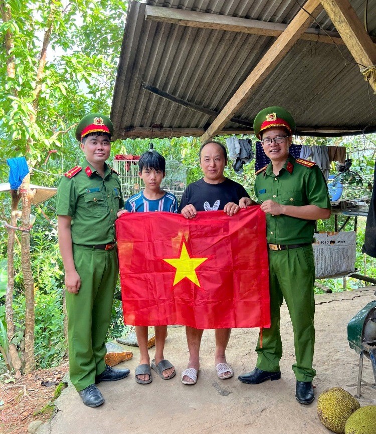 Thầy giáo Công an “phủ sóng” tình yêu nước nơi rẻo cao Thầy giáo Công an “phủ sóng” tình yêu nước nơi rẻo cao