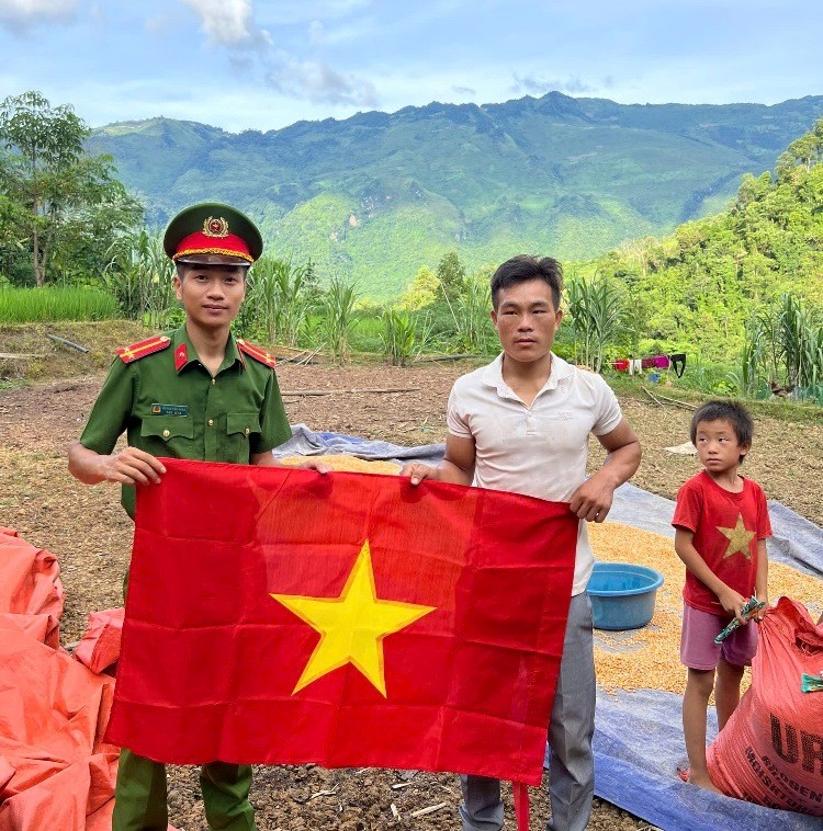 Thầy giáo Công an “phủ sóng” tình yêu nước nơi rẻo cao Thầy giáo Công an “phủ sóng” tình yêu nước nơi rẻo cao