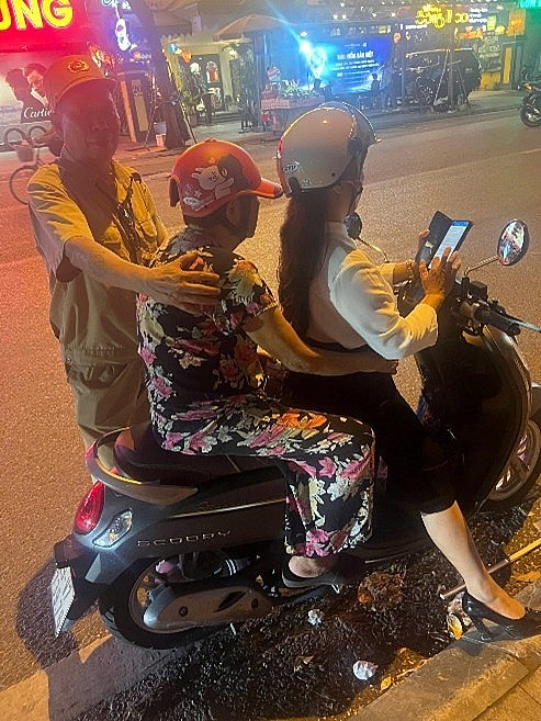 Cụ bà đi lạc và bị ngã tại Đại học Y Hà Nội ngày 08/8/2025 được Công an phường hỗ trợ tìm người thân trở về nhà an toàn.