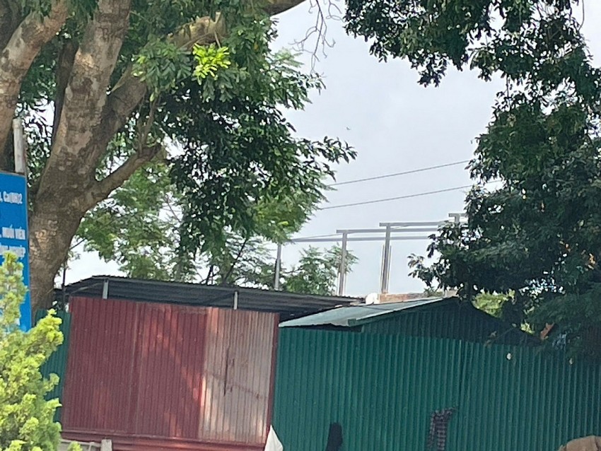 Mặc dù UBND tỉnh Phú Thọ đã có văn bản chỉ đạo xử lý nghiêm sự việc nhưng ngày 13/8/2025 hộ gia đình nhà ông bà Đoan Hoè tiếp tục bắn khung tôn chuẩn bị lớp mái công trình vi phạm này. Mặc dù UBND tỉnh Phú Thọ đã có văn bản chỉ đạo xử lý nghiêm sự việc nhưng ngày 13/8/2025 hộ gia đình nhà ông bà Đoan Hoè tiếp tục bắn khung tôn chuẩn bị lớp mái công trình vi phạm này.