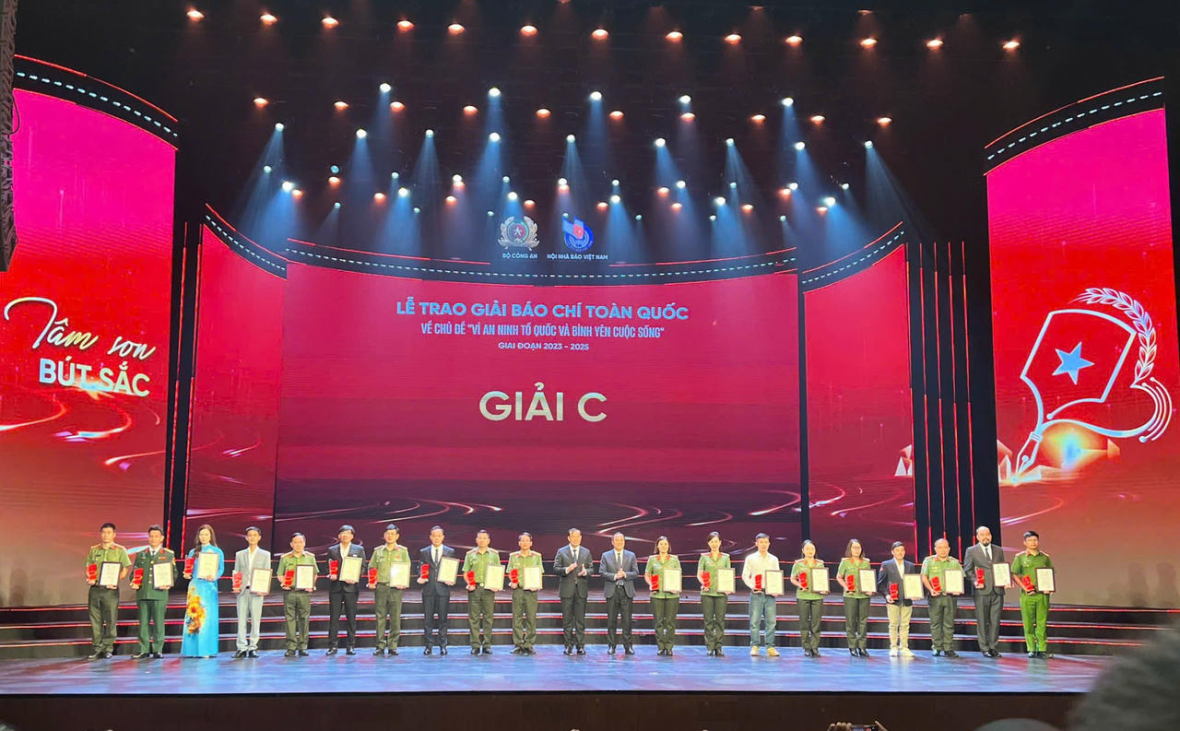 Báo Pháp luật Việt Nam vinh dự nhận 2 giải C - Giải báo chí Toàn quốc 'Vì an ninh Tổ quốc và bình yên cuộc sống'