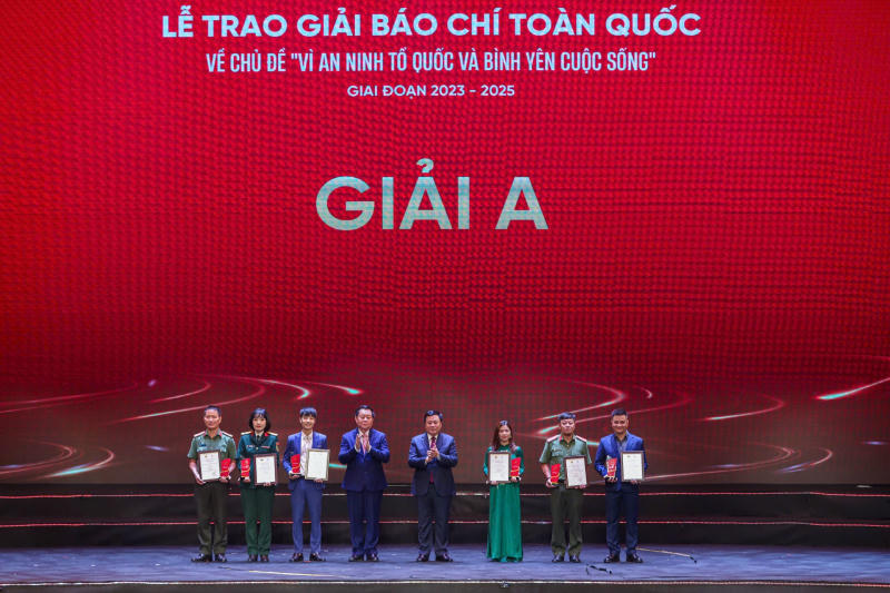 Báo Pháp luật Việt Nam vinh dự nhận 2 giải C - Giải báo chí Toàn quốc 'Vì an ninh Tổ quốc và bình yên cuộc sống'