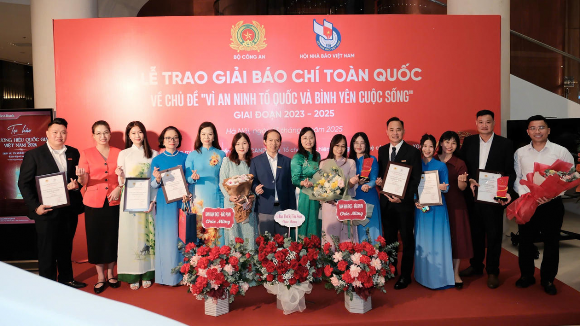 Báo Pháp luật Việt Nam vinh dự nhận 2 giải C - Giải báo chí Toàn quốc 'Vì an ninh Tổ quốc và bình yên cuộc sống'