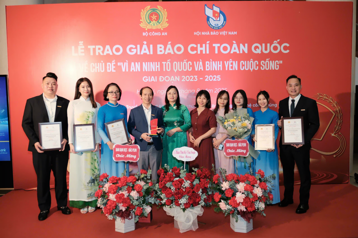 Báo Pháp luật Việt Nam vinh dự nhận 2 giải C - Giải báo chí Toàn quốc 'Vì an ninh Tổ quốc và bình yên cuộc sống'