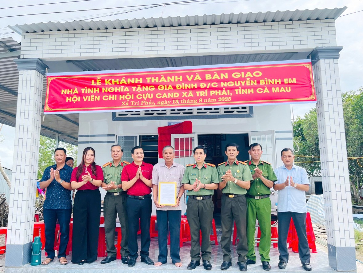 Bàn giao 2 căn nhà tình nghĩa cho hội viên Hội Cựu CAND Cà Mau