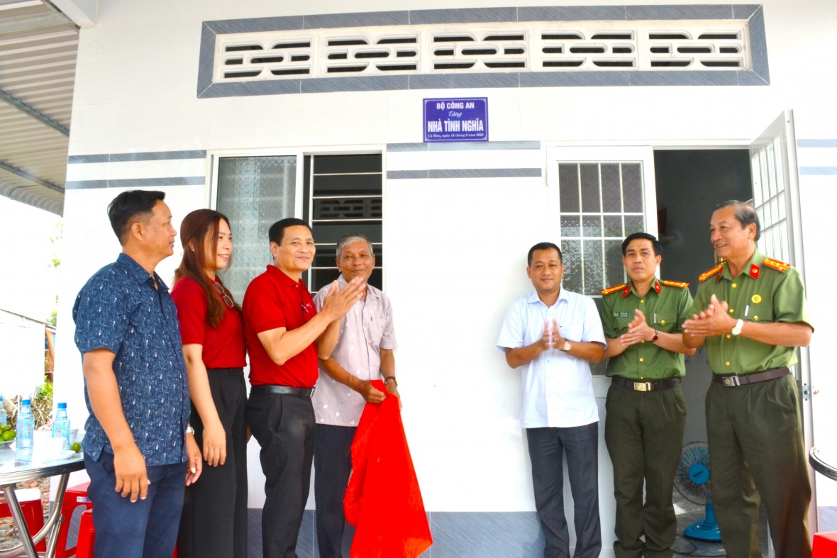 Bàn giao 2 căn nhà tình nghĩa cho hội viên Hội Cựu CAND Cà Mau