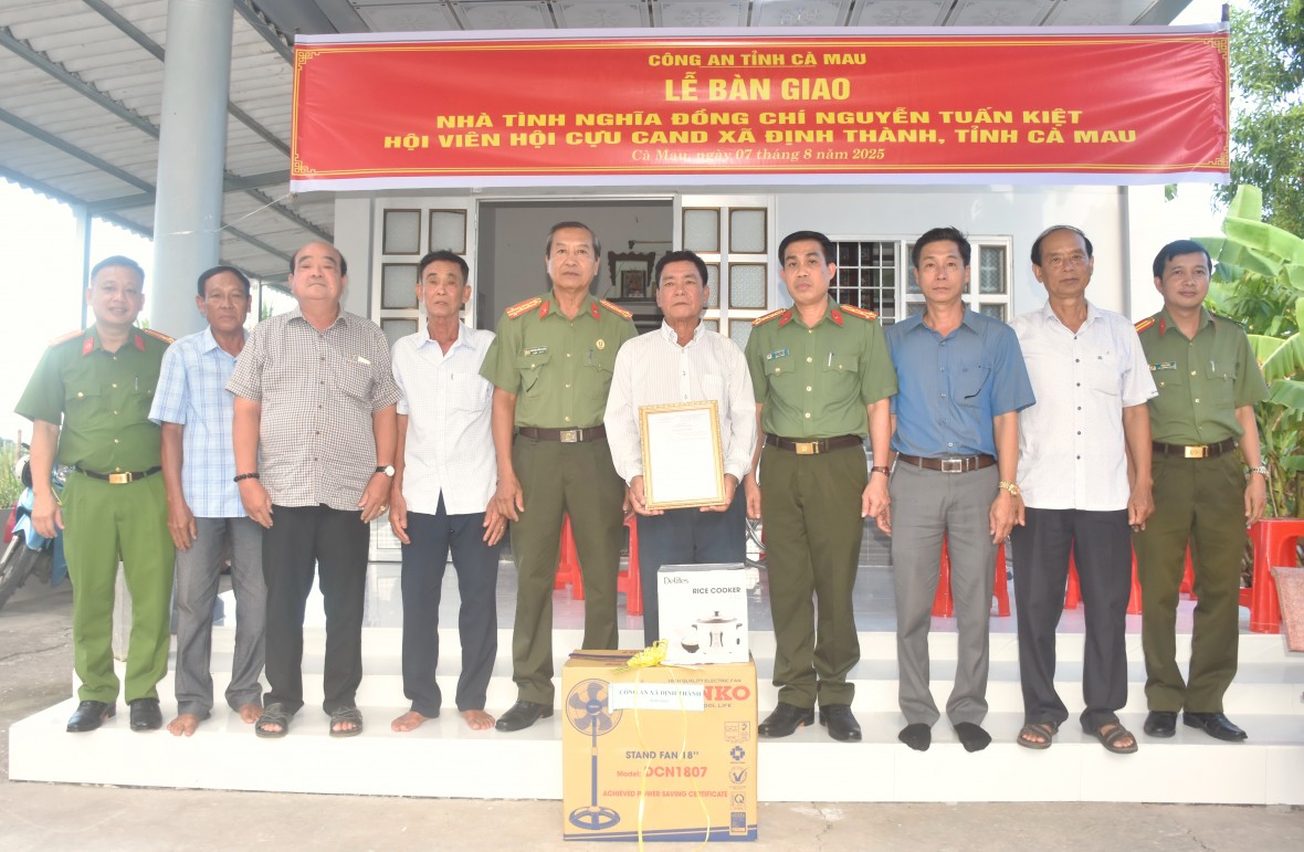 Bàn giao 2 căn nhà tình nghĩa cho hội viên Hội Cựu CAND Cà Mau