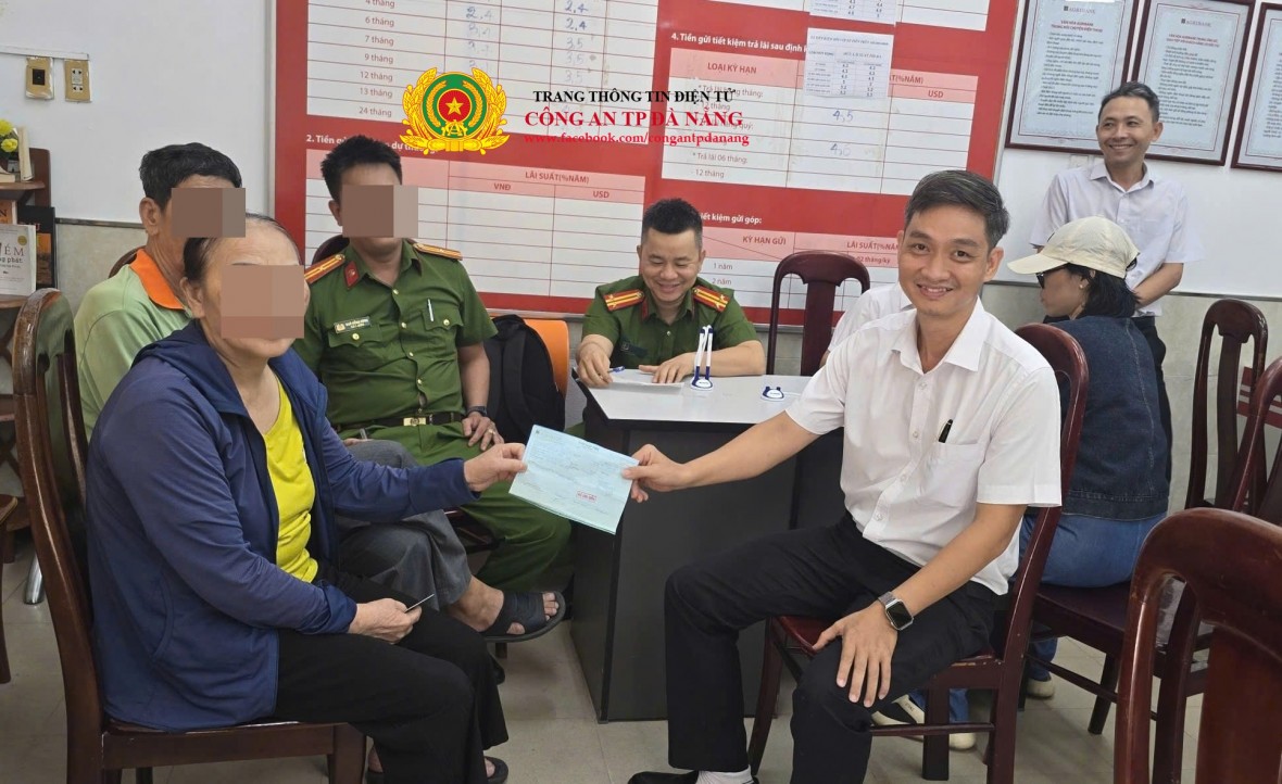Kịp thời ngăn chặn bà P. chuyển tiền cho Công an giả - Ảnh Công an TP Đà Nẵng. Kịp thời ngăn chặn bà P. chuyển tiền cho Công an giả - Ảnh Công an TP Đà Nẵng.