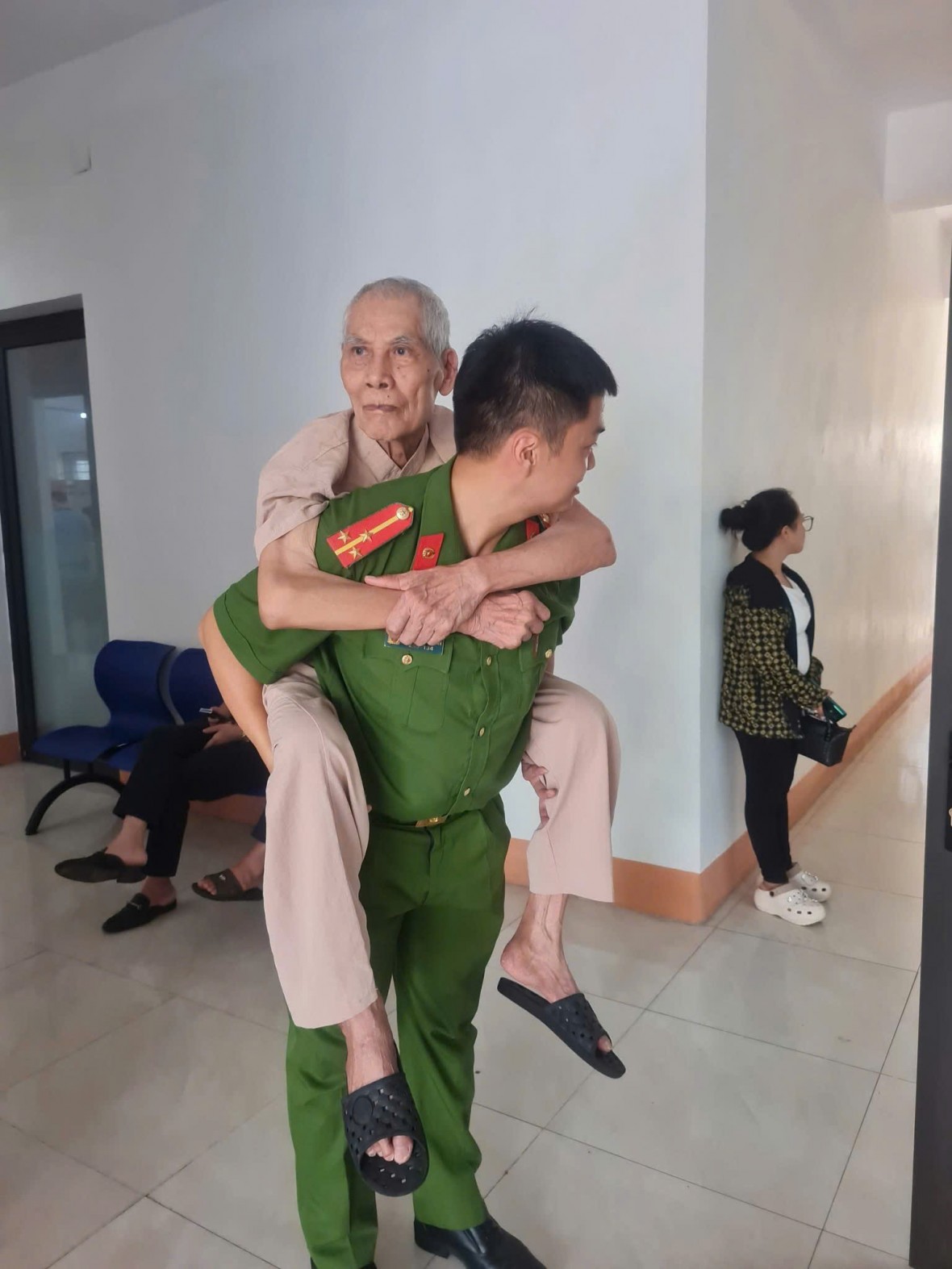 Xúc động hình ảnh cán bộ Công an phường Lào Cai cõng “cụ” đảng viên lão thành đi đổi Thẻ đảng viên