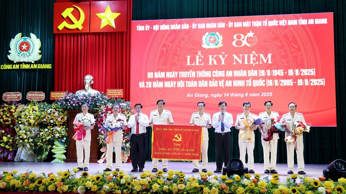 Tự hào 80 năm Ngày truyền thống Công an nhân dân vẻ vang, anh hùng!