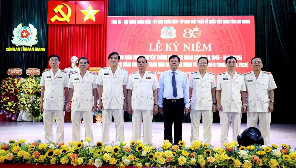 Tự hào 80 năm Ngày truyền thống Công an nhân dân vẻ vang, anh hùng!