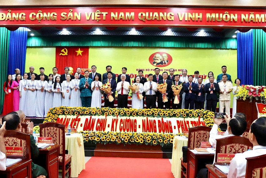 Lãnh đạo TP. Hồ Chí Minh chúc mừng Ban Chấp hành Đảng bộ phường Thủ Dầu Một nhiệm kỳ 2025-2030.