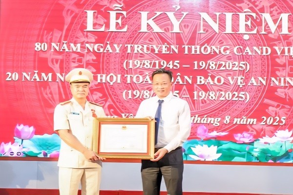 Khen thưởng nhiều cán bộ Công an tỉnh Hưng Yên Khen thưởng nhiều cán bộ Công an tỉnh Hưng Yên