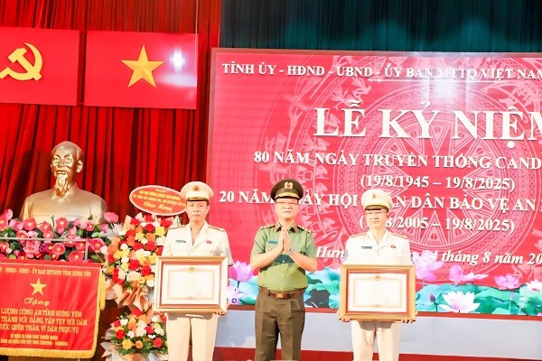 Khen thưởng nhiều cán bộ Công an tỉnh Hưng Yên Khen thưởng nhiều cán bộ Công an tỉnh Hưng Yên