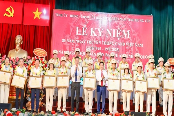 Khen thưởng nhiều cán bộ Công an tỉnh Hưng Yên Khen thưởng nhiều cán bộ Công an tỉnh Hưng Yên