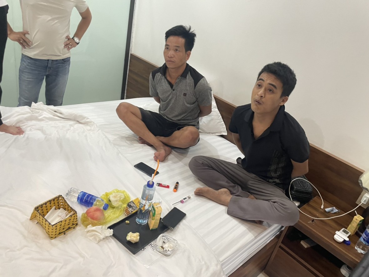 Bắt quả tang hai nam thanh niên sử dụng ma túy đá trong nhà nghỉ ở Quảng Ninh