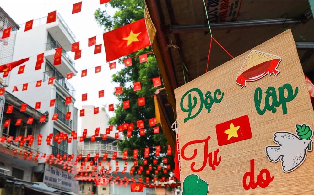 Những con phố nhỏ cũng được trang trí chào mừmg Đại lễ lịch sử và chào đón du khách