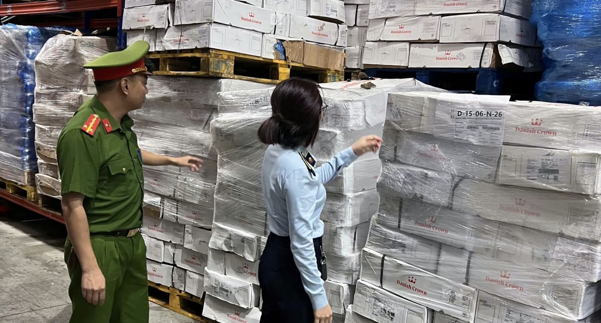 Lực lượng QLTT Hà Nội phối hợp với Công an xã Quang Minh tiến hành khám lô xương lợn đông lạnh của Công ty TNHH thực phẩm Quỳnh Hương. (Ảnh: Dms) Lực lượng QLTT Hà Nội phối hợp với Công an xã Quang Minh tiến hành khám lô xương lợn đông lạnh của Công ty TNHH thực phẩm Quỳnh Hương. (Ảnh: Dms)