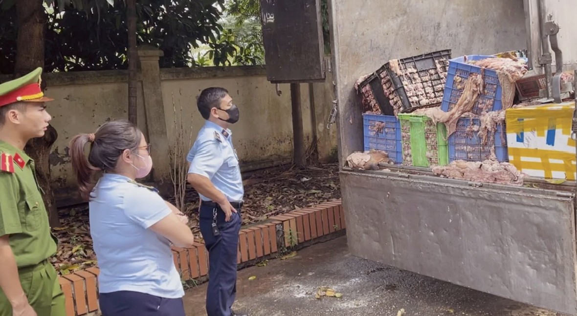 Cơ quan chức năng phát hiện hơn 2 tấn mỡ và da bò không rõ nguồn gốc đang chuẩn bị tiêu thụ ở Hà Nội. (Ảnh: Dms) Cơ quan chức năng phát hiện hơn 2 tấn mỡ và da bò bốc mùi đang chuẩn bị "tuồn" về Hà Nội. (Ảnh: Dms)