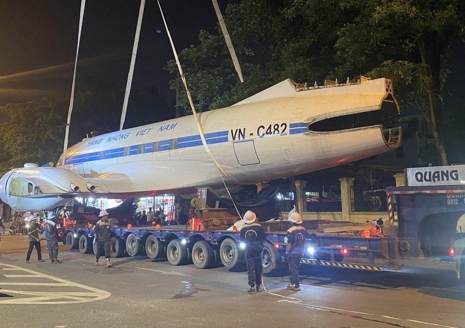 Công tác vận chuyển máy bay IL-14 số hiệu VN-C482 (Ảnh: Cục HKVN).