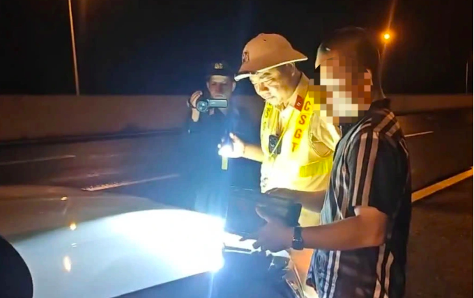 Tài xế A. thời điểm bị cảnh sát kiểm tra (Ảnh: Công an cung cấp).