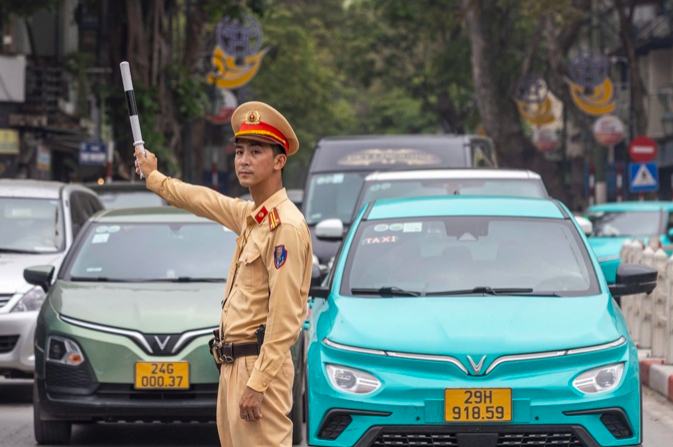 Nhiều tuyến đường Hà Nội cấm, hạn chế phương tiện sáng 19/8.