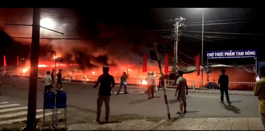 Hơn 200 người khống chế vụ cháy lớn tại chợ Tam Nông (Đồng Tháp) Hơn 200 người khống chế vụ cháy lớn tại chợ Tam Nông (Đồng Tháp)