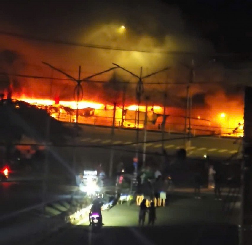 Hơn 200 người khống chế vụ cháy lớn tại chợ Tam Nông (Đồng Tháp) Hơn 200 người khống chế vụ cháy lớn tại chợ Tam Nông (Đồng Tháp)